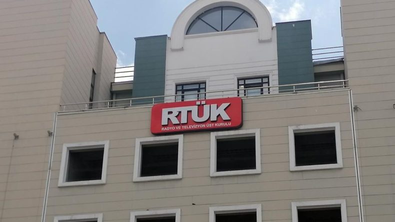 RT&Uuml;K Ceza Verdi: Eleştiri Hakkı Tehlikede!