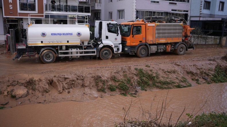 Sağanak İzmir'i Vurdu: Dört Araç Dereye Sürüklendi!