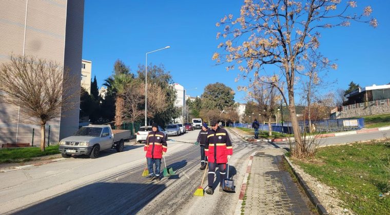Seferberlik s&uuml;r&uuml;yor: Menderes yeni yıla tertemiz girdi