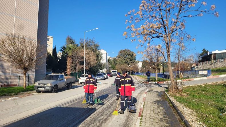 Seferberlik s&uuml;r&uuml;yor: Menderes yeni yıla tertemiz girdi