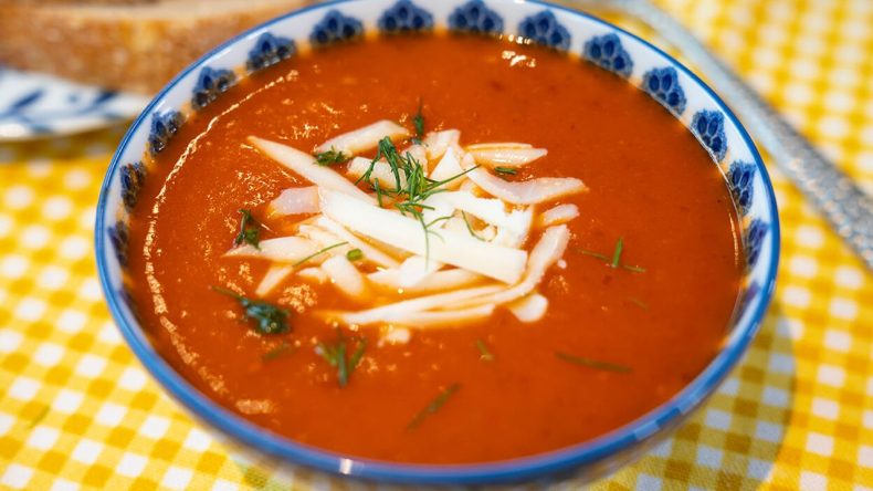 Sofraların Vazge&ccedil;ilmezi: Domates &Ccedil;orbası Nasıl Hazırlanır?