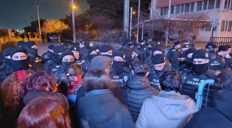 Temel Conta İş&ccedil;ileri 406 G&uuml;nd&uuml;r Direnişte: Fabrikada Polis Barikatı