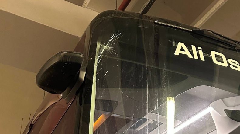 Trabzonspor'un Takım Otob&uuml;s&uuml;ne Taşlı Saldırı: Kul&uuml;pten Sert Tepki