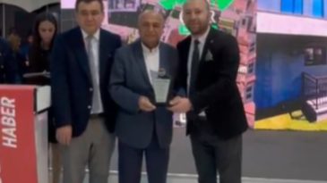 &Uuml;mit Kartal&rsquo;a Yılın Gazetecisi &Ouml;d&uuml;l&uuml;: Alışverişini Migros&rsquo;tan Yaparsın, Cenazene Mahalle Bakkalı Gelir!