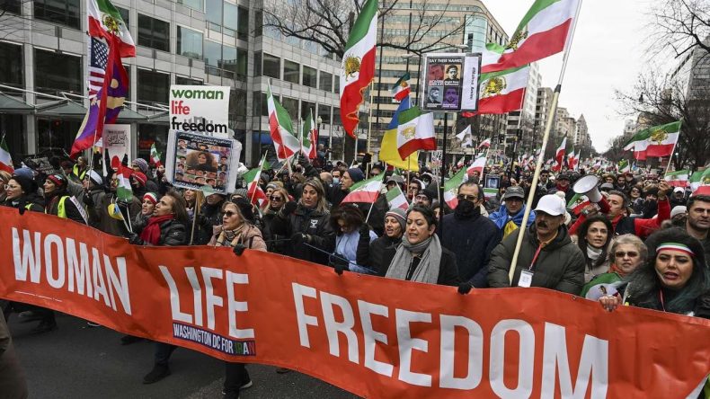 Vuruyor ama yıkamıyor: İran’da rejim karşıtı protesto tarihi!