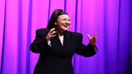 Yasemin Sakallıoğlu, İzmirlileri Kahkahaya Boğdu