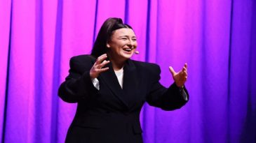 Yasemin Sakallıoğlu, İzmirlileri Kahkahaya Boğdu