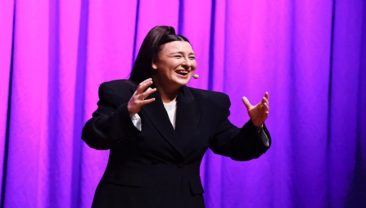 Yasemin Sakallıoğlu, İzmirlileri Kahkahaya Boğdu