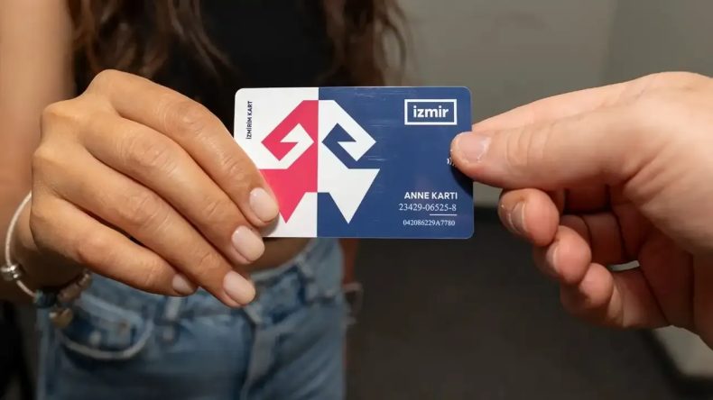 Anne Kart Projesi İzmir'de Sosyal Hayata Katılımı Artırıyor: Anneye Nefes, &Ccedil;ocuğa &Ouml;zg&uuml;rl&uuml;k