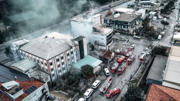 Bornova'daki Fabrikada Yangın: İzmir'de Alarm Verildi