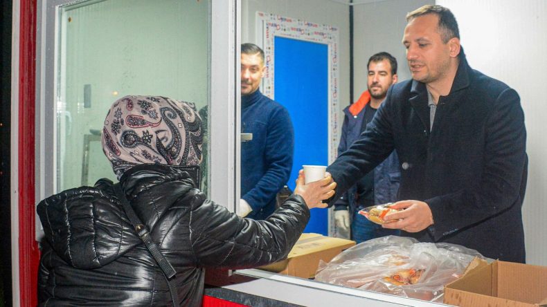 Bornova&rsquo;da sabah dayanışması: Başkan Eşki vatandaşa &ccedil;orba ikram etti