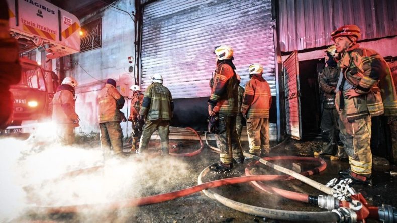 Buca&rsquo;da Mobilya At&ouml;lyesinde Yangın Alarmı: Yoğun Duman G&ouml;ky&uuml;z&uuml;n&uuml; Sardı