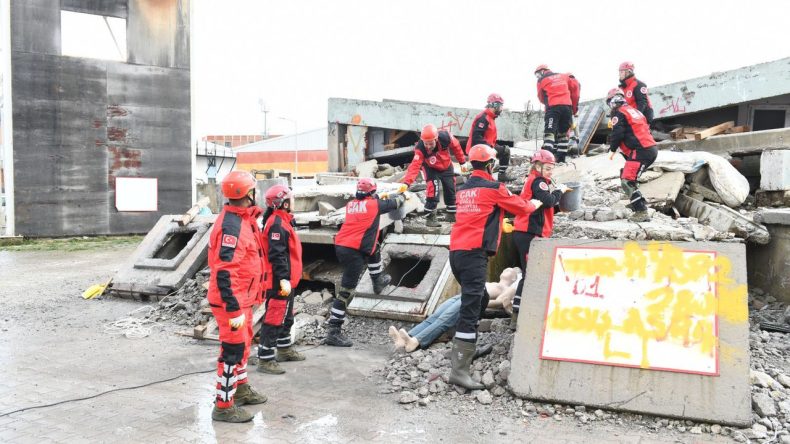 &Ccedil;iğli'de Afetlere Hazırlık: &Ccedil;AK Tatbikatıyla Başarıyı Yakaladı