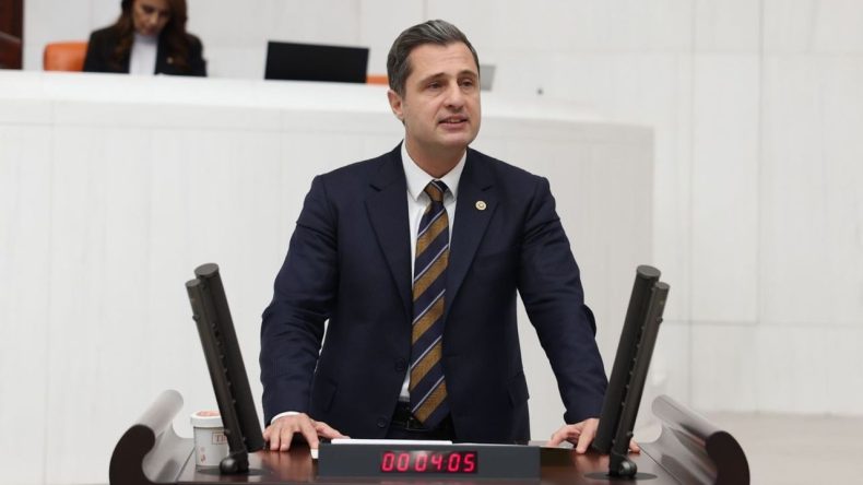 CHP&rsquo;li Y&uuml;cel&rsquo;den İzmir&rsquo;de M&uuml;fettiş Soruşturmasına Sert Tepki: MEB&rsquo;in G&ouml;revi Cumhurbaşkanı Sevgisini &Ouml;l&ccedil;mek Mi?