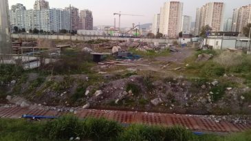 Deniz Kıyısında Şantiye Manzarası: Flamingo Parkı &Ccedil;ıkmazı