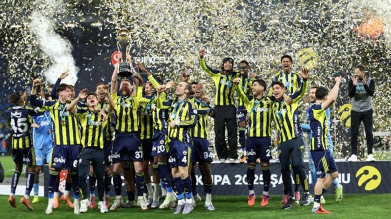 Fenerbah&ccedil;e'nin UEFA Kadrosu A&ccedil;ıklandı!