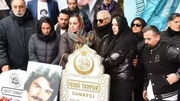 Ferdi Tayfur'un Mezarı Başında &Ccedil;ekilen Fotoğraf Torununu Kızdırdı