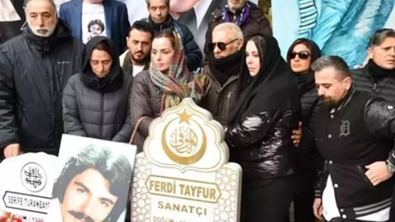 Ferdi Tayfur'un Mezarı Başında &Ccedil;ekilen Fotoğraf Torununu Kızdırdı