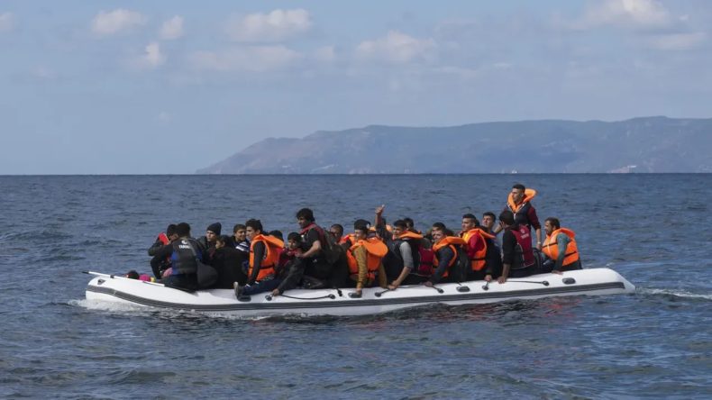 Fo&ccedil;a'da Kayıp: G&ouml;&ccedil;menleri Taşıyan Bot Suya G&ouml;m&uuml;ld&uuml;!