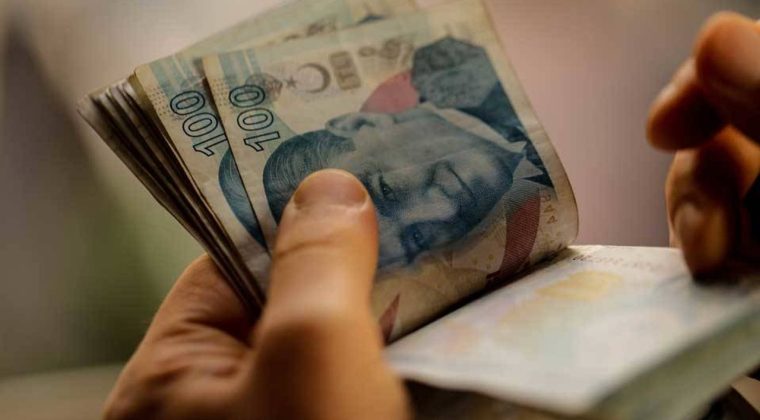 Ge&ccedil;im Krizi Derinleşiyor: Memur Yoksulluk Sınırı 100 Bin TL'yi Aştı