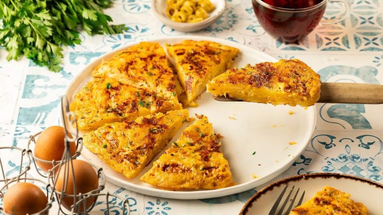 Hafta Sonu Kahvaltıları İ&ccedil;in Harika Tarif: İspanyol Omleti Nasıl Yapılır?