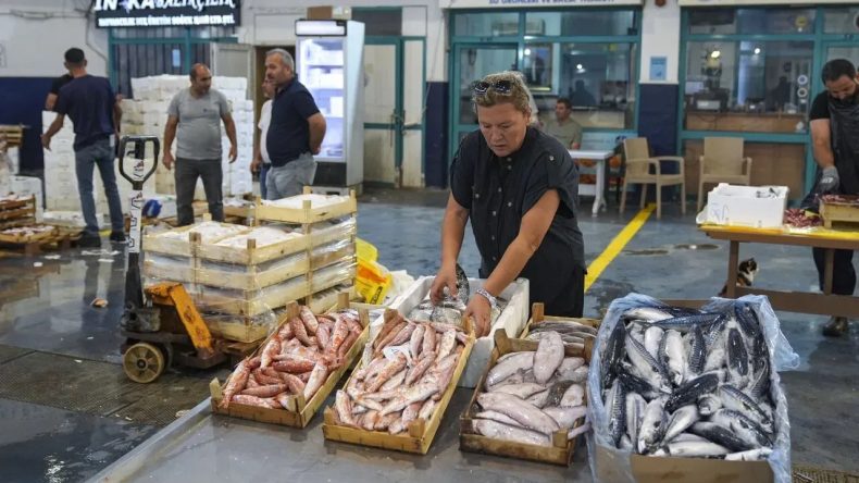 İzmir Hallerinde Tarihi Rekor: Su &Uuml;r&uuml;nleri Hali'nin 2025 İşlem Hacmi 51 Bin 699 Ton