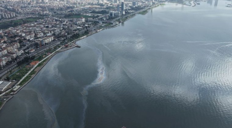 İzmir K&ouml;rfezi&rsquo;nde Kirlilik Uyarısı: Gemi Kaynaklı Mazot ve Yağ Tehdidi