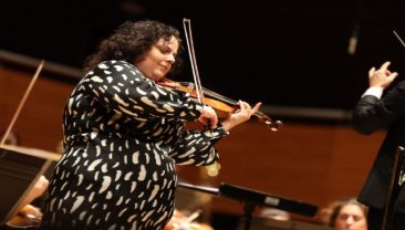 İzmir Oda Orkestrası, D&uuml;nyaca &Uuml;nl&uuml; Keman Sanat&ccedil;ısı K&uuml;den ile Sahne Aldı