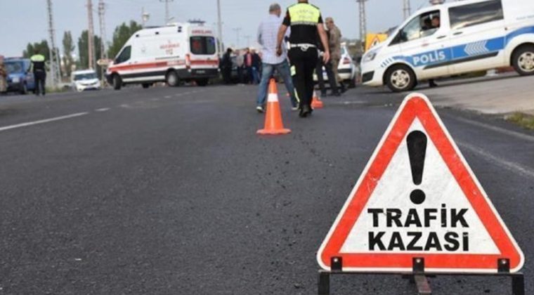 İzmir Otoyolunda Zincirleme Kaza: 3 Ara&ccedil; Karıştı, Yaralı Var ve Trafik Kilitlendi