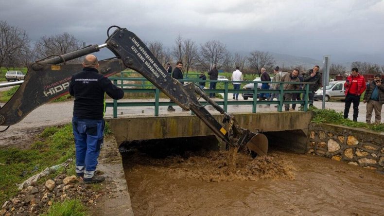 İzmir Yağışın Etkisi Altında: Kırsal Yollarda Sorunlar Yaşanıyor
