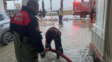 İzmir'de 50 Yılda Bir G&ouml;r&uuml;len Fırtına: Kıyı Hattında Kaygı Verici Su Y&uuml;kselmesi