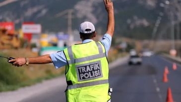 İzmir'de Arızalı &Ccedil;ekici Sebebiyle Trafik Kilitlendi