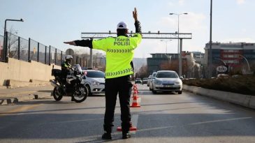 İzmir'de Elektrik Direkleri Devrildi: Trafik Kilitlendi, &Ccedil;alışmalar S&uuml;r&uuml;yor