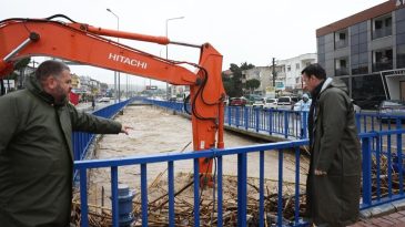 İzmir'de Sağanak Yağışlar Etkili: Kentte Hayat Durma Noktasına Geldi
