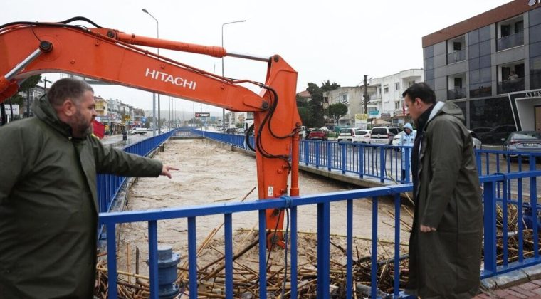 İzmir'de Sağanak Yağışlar Etkili: Kentte Hayat Durma Noktasına Geldi