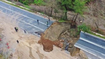 İzmir'de Şiddetli Yağış: Sel&ccedil;uk-Aydın Karayolu &Ccedil;&ouml;kt&uuml;!