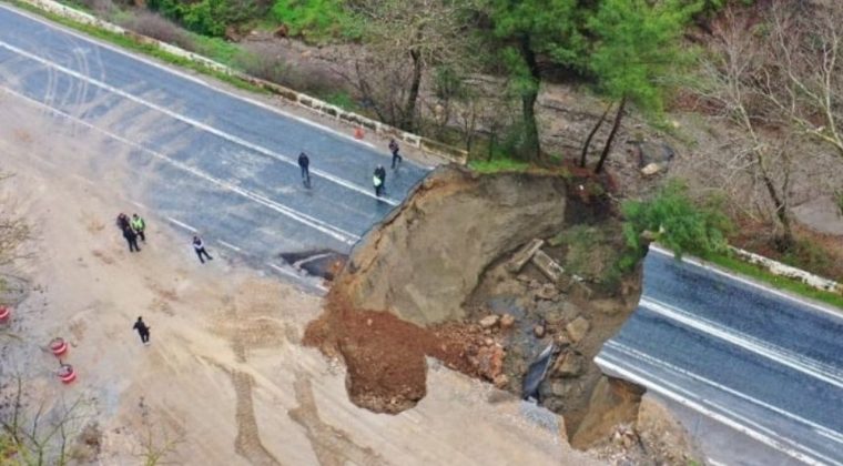 İzmir'de Şiddetli Yağış: Sel&ccedil;uk-Aydın Karayolu &Ccedil;&ouml;kt&uuml;!