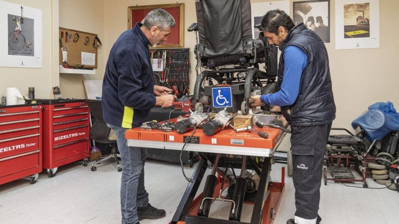 İzmir'de Tekerlekli Sandalyelere &Uuml;cretsiz Destek: &Ouml;zg&uuml;rl&uuml;k İstasyonu