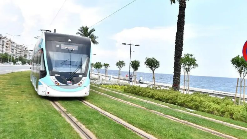 İzmir'de Tramvay Hattında Kaza! Ulaşım ESHOT ile Sağlanıyor