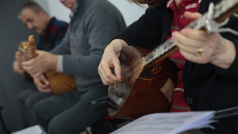 İzmir'de Ücretsiz Bağlama Kursu: İlgi Yoğun