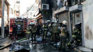 İzmir'de İş Yeri Yangını: G&ouml;ky&uuml;z&uuml; Dumanla Kaplandı