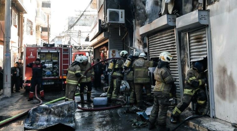 İzmir'de İş Yeri Yangını: G&ouml;ky&uuml;z&uuml; Dumanla Kaplandı