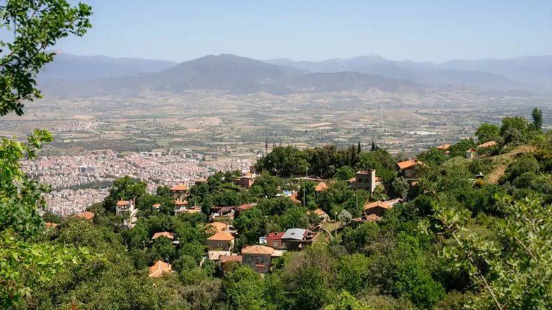 İzmir&rsquo;in Karadut Cenneti: Cambazlı K&ouml;y&uuml;