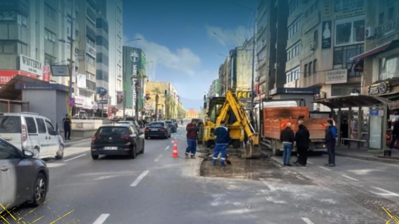 İzmir’in Kritik Bulvarında Asfalt Çalışması: Trafik Çankaya Yönünde 2 Şeride Düştü