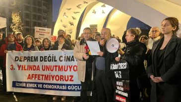 İzmir&rsquo;de 6 Şubat Depremleri Anıldı: Deprem Kader ve Fıtrat Diyerek Ge&ccedil;iştirildi
