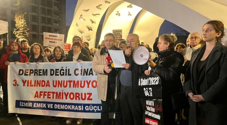 İzmir&rsquo;de 6 Şubat Depremleri Anıldı: Deprem Kader ve Fıtrat Diyerek Ge&ccedil;iştirildi