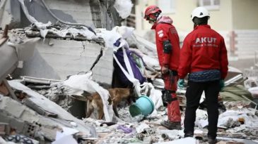 İzmir&rsquo;de Afet Alarmı: Belediye Başkanları ve Uzmanlar Masada
