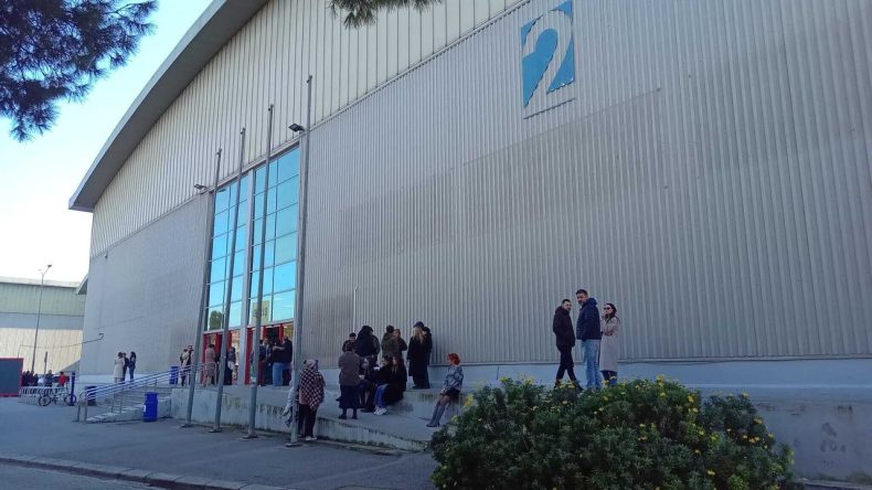 İzmir&rsquo;de &ccedil;atıdan d&uuml;şen iş&ccedil;i hayatını kaybetti&hellip; TKP&rsquo;den tepki: İhmali bulunan herkes hesap vermek zorunda!