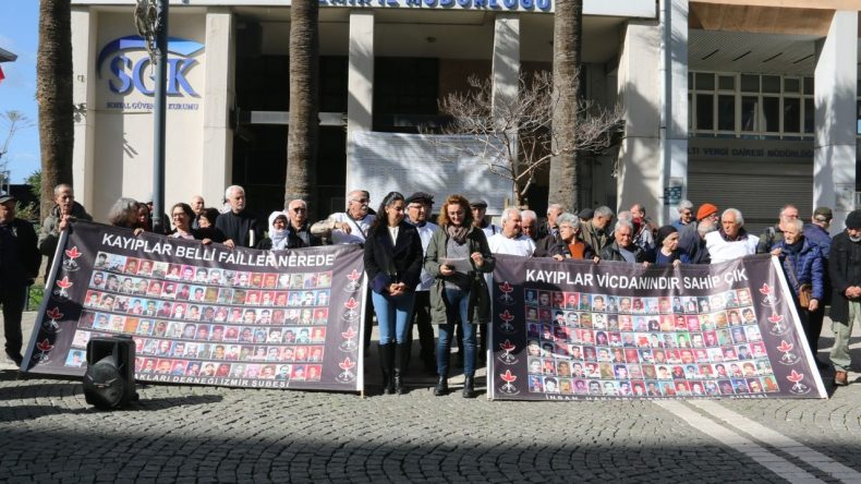 İzmir&rsquo;de Oturma Eylemi: 33 Yıldır S&uuml;ren İnk&acirc;r ve Cezasızlığa Son Verin, Adaleti Sağlayın