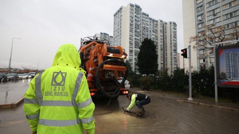 İzmir’de Şiddetli Yağış: Kriz Masası Faaliyette!